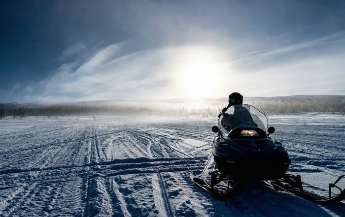 Snøscooter i Fergeli eiendommen